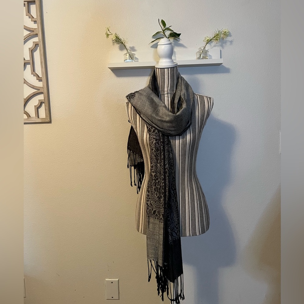 Beautiful gray printed scarf.❤️